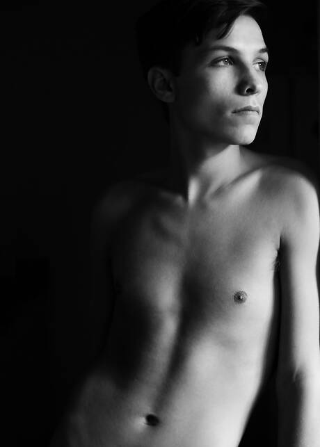 De jonge Amerikaanse Jacob Dixon wordt naakt en laat zijn hete kont zien