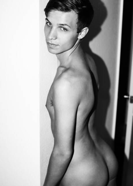 美國年輕人 Jacob Dixon 赤身裸體，在戶外展示性感臀部