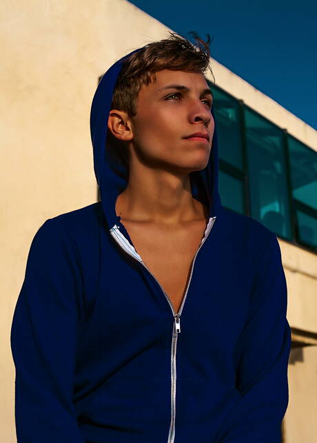 De jonge Amerikaanse Jacob Dixon wordt naakt en laat zijn hete kont zien