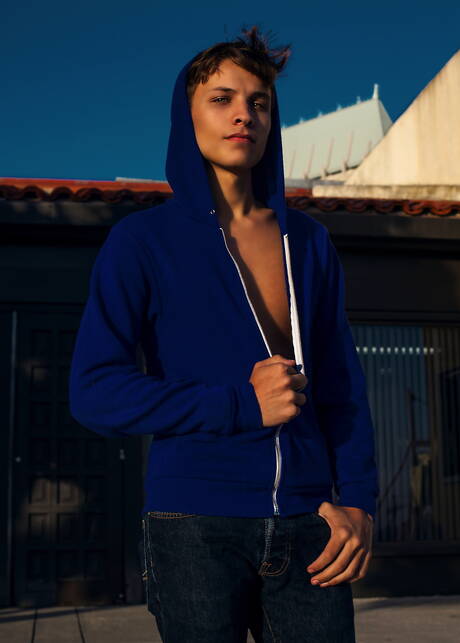 De jonge Amerikaanse Jacob Dixon wordt naakt en laat zijn hete kont zien