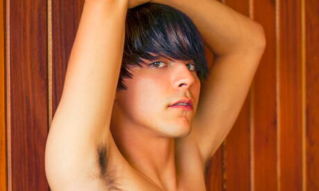 Amerikaanse hete twink Matthew Keading kleedt zich uit en laat zijn strakke kont zien