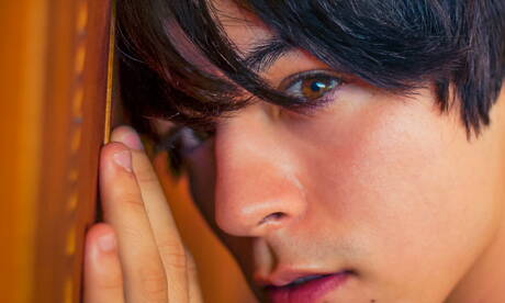 Amerikaanse hete twink Matthew Keading kleedt zich uit en laat zijn strakke kont zien