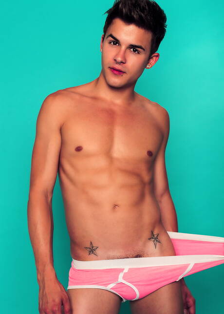 Amerikaanse twink Andy Taylor poseert naakt en laat zijn strakke kont zien