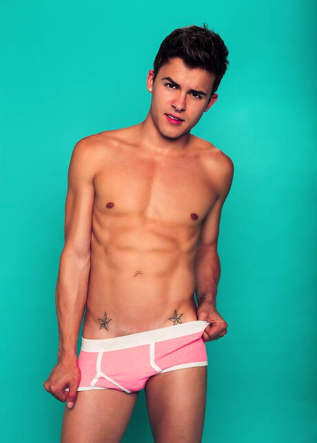 Amerikaanse twink Andy Taylor poseert naakt en laat zijn strakke kont zien