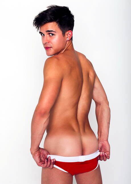 Amerikaanse twink Andy Taylor poseert naakt en laat zijn strakke kont zien