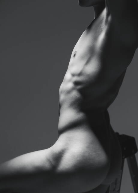 Amerikaanse twink Andy Taylor poseert naakt en laat zijn strakke kont zien