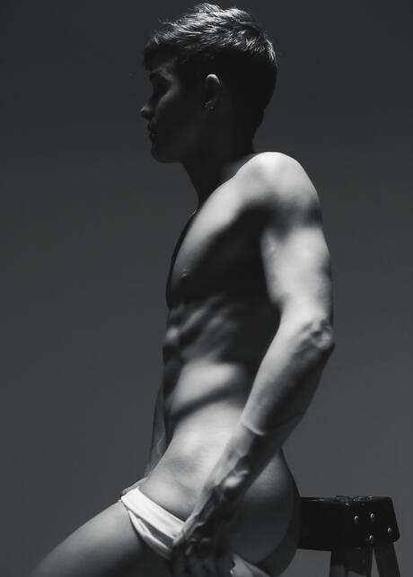 Amerikaanse twink Andy Taylor poseert naakt en laat zijn strakke kont zien