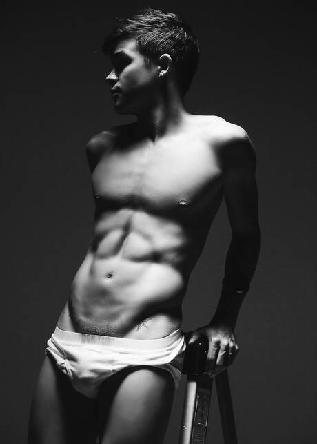 Amerikaanse twink Andy Taylor poseert naakt en laat zijn strakke kont zien