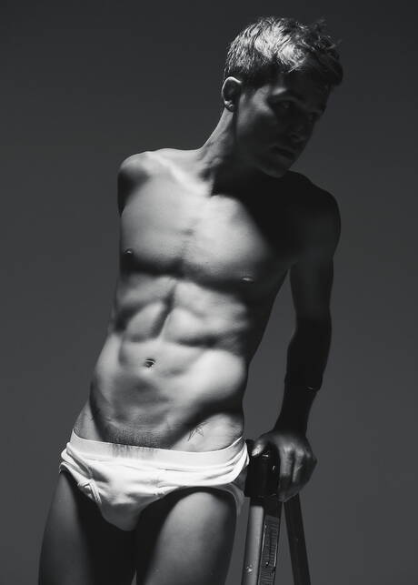 Amerikaanse twink Andy Taylor poseert naakt en laat zijn strakke kont zien