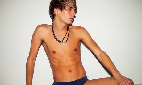 Le jeune américain Kyle Ross taquine sa bite