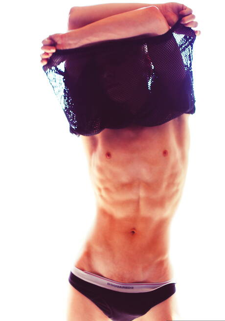 Il giovane ragazzo americano Jessie Montgomery si spoglia e mostra il suo bel sedere in piscina