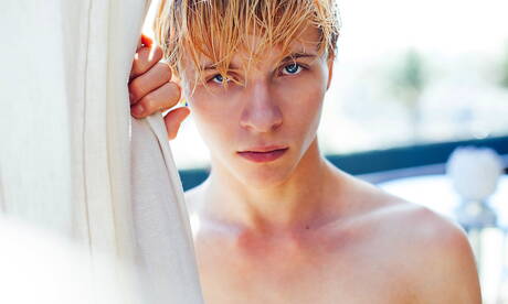 Il giovane ragazzo americano Jessie Montgomery si spoglia e mostra il suo bel sedere in piscina