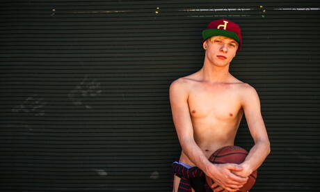 Il giovane ragazzo americano Jessie Montgomery si spoglia e mostra il suo bel sedere in piscina