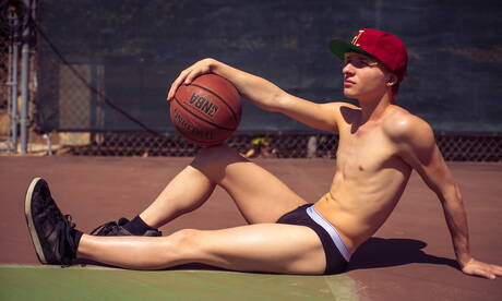 Il giovane ragazzo americano Jessie Montgomery si spoglia e mostra il suo bel sedere in piscina