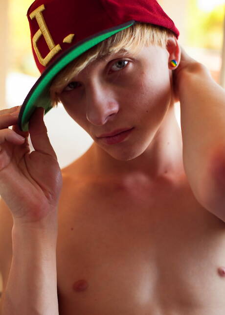 Il giovane ragazzo americano Jessie Montgomery si spoglia e mostra il suo bel sedere in piscina