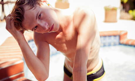 Il giovane ragazzo americano Jessie Montgomery si spoglia e mostra il suo bel sedere in piscina