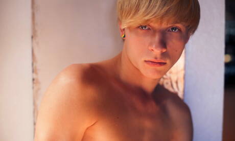 Il giovane ragazzo americano Jessie Montgomery si spoglia e mostra il suo bel sedere in piscina