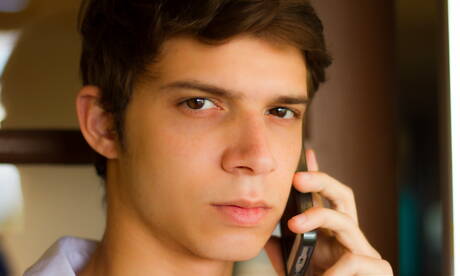 Le jeune garçon latino Adrian Rivers se déshabille et montre son cul à l