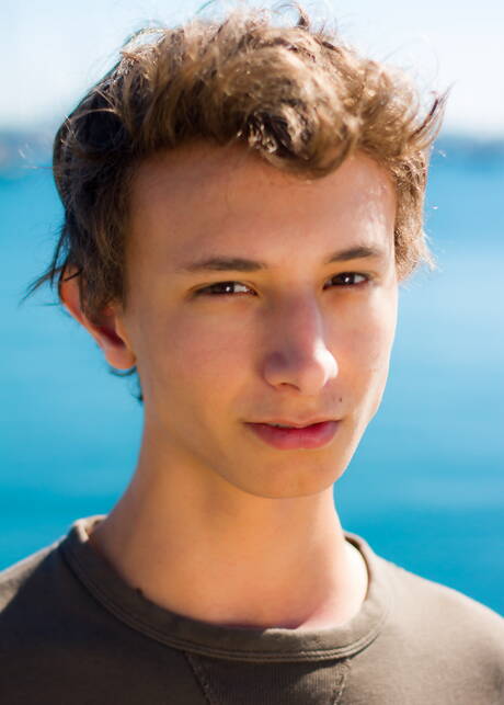 Twink Mitch Hudson shows a perfect body in the pool