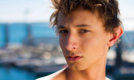 Twink Mitch Hudson zeigt einen perfekten Körper im Pool