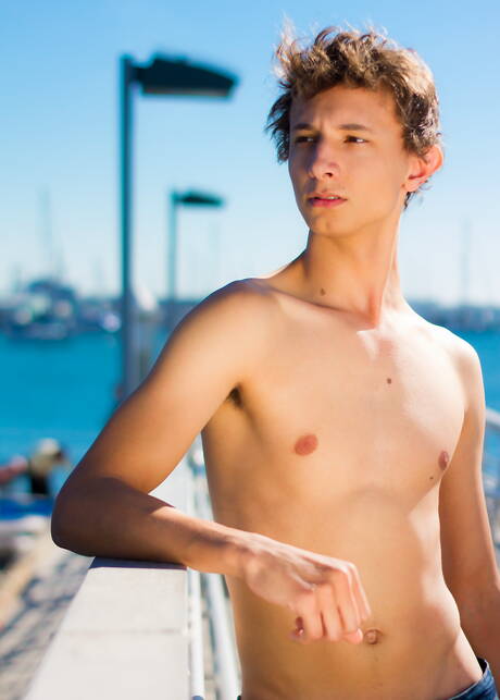 Twink Mitch Hudson zeigt einen perfekten Körper im Pool