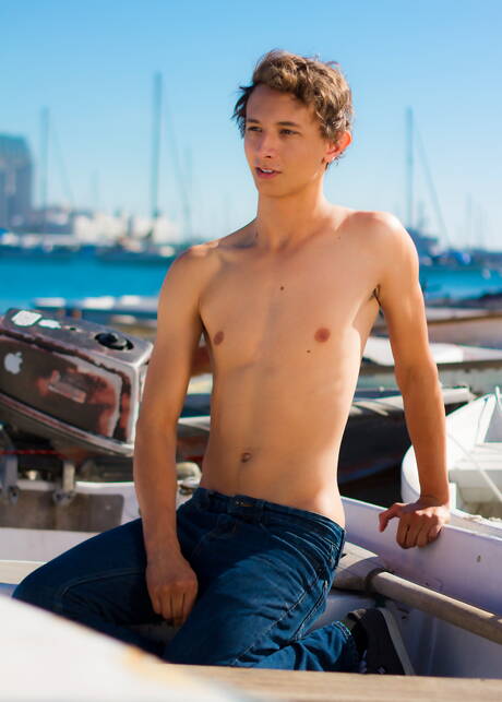 Twink Mitch Hudson zeigt einen perfekten Körper im Pool