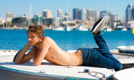 Twink Mitch Hudson zeigt einen perfekten Körper im Pool