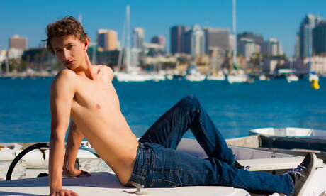 Twink Mitch Hudson zeigt einen perfekten Körper im Pool