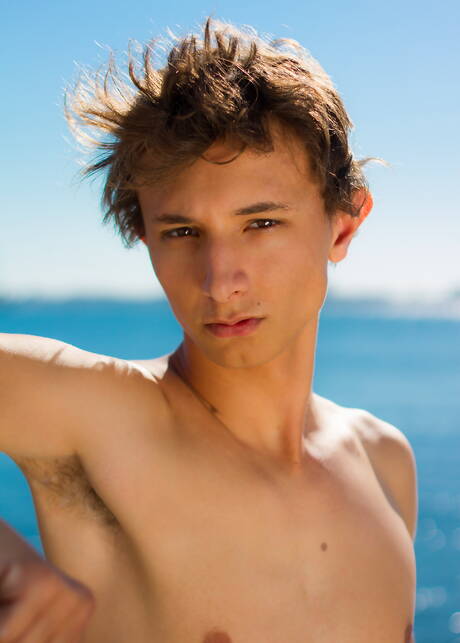 Twink Mitch Hudson zeigt einen perfekten Körper im Pool