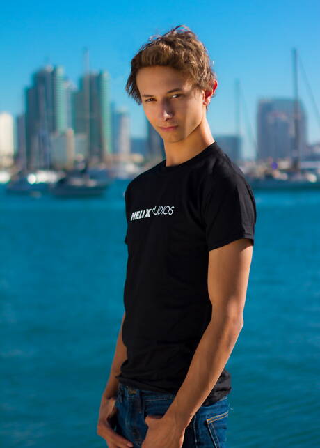 Twink Mitch Hudson zeigt einen perfekten Körper im Pool