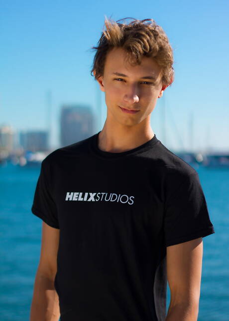 Twink Mitch Hudson shows a perfect body in the pool