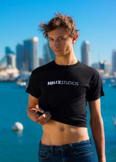 Twink Mitch Hudson zeigt einen perfekten Körper im Pool