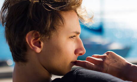 Twink Mitch Hudson zeigt einen perfekten Körper im Pool