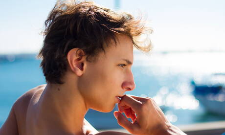 Twink Mitch Hudson zeigt einen perfekten Körper im Pool