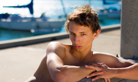 Twink Mitch Hudson zeigt einen perfekten Körper im Pool