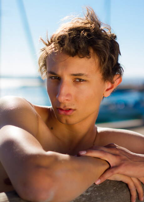 Twink Mitch Hudson zeigt einen perfekten Körper im Pool