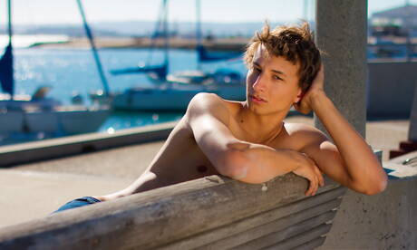 Twink Mitch Hudson zeigt einen perfekten Körper im Pool