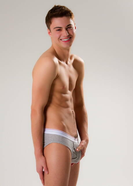 American twink Hunter Page posing naked and showing his butt outside