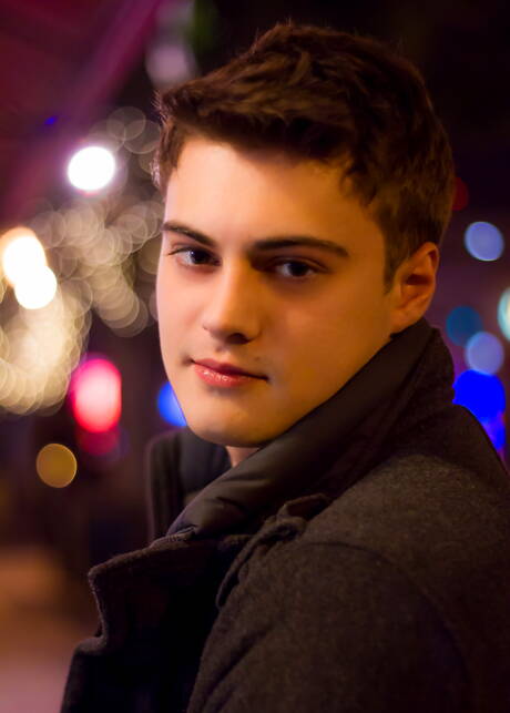 American twink Hunter Page posing naked and showing his butt outside