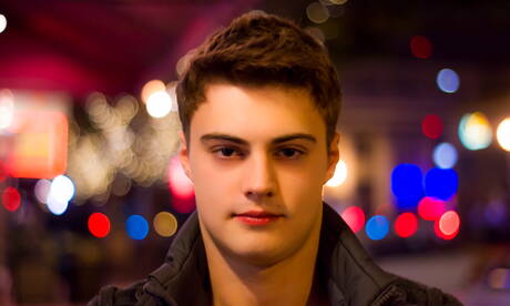 Amerikaanse twink Hunter Page poseert naakt en laat zijn kont zien