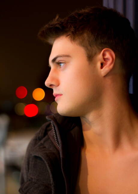 Amerikaanse twink Hunter Page poseert naakt en laat zijn kont zien