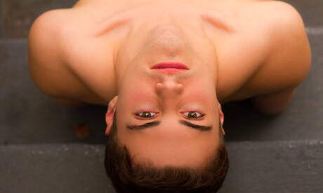 Amerikaanse twink Hunter Page poseert naakt en laat zijn kont zien