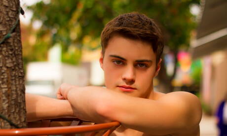 Amerikaanse twink Hunter Page poseert naakt en laat zijn kont zien