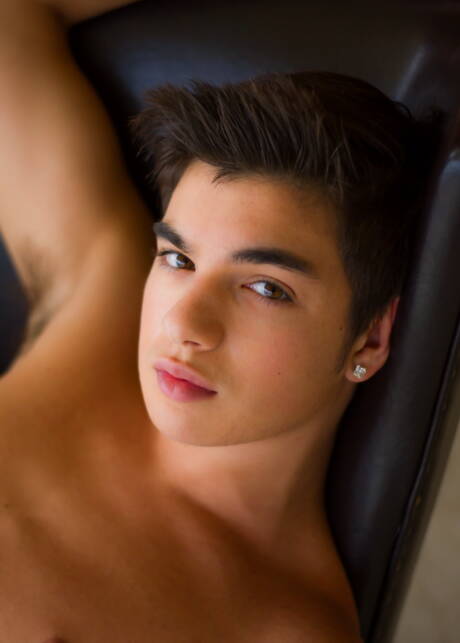 Beautiful boy Shane Hicks get naked and showing his butt