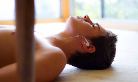 Der schöne Junge Shane Hicks zieht sich aus und zeigt seinen Hintern