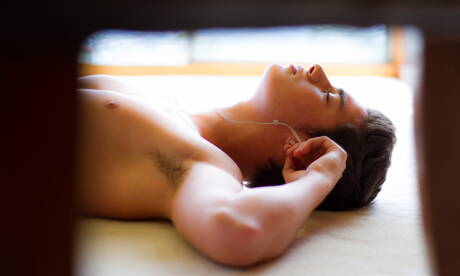 Der schöne Junge Shane Hicks zieht sich aus und zeigt seinen Hintern