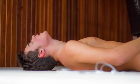 Der schöne Junge Shane Hicks zieht sich aus und zeigt seinen Hintern