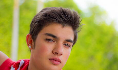 Der schöne Junge Shane Hicks zieht sich aus und zeigt seinen Hintern