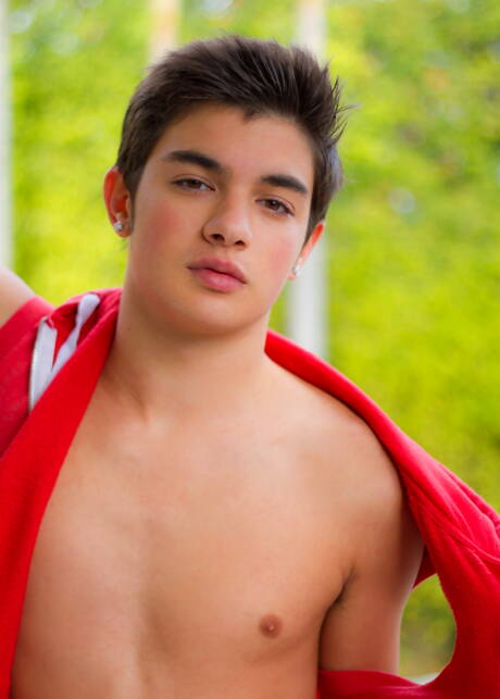 Der schöne Junge Shane Hicks zieht sich aus und zeigt seinen Hintern