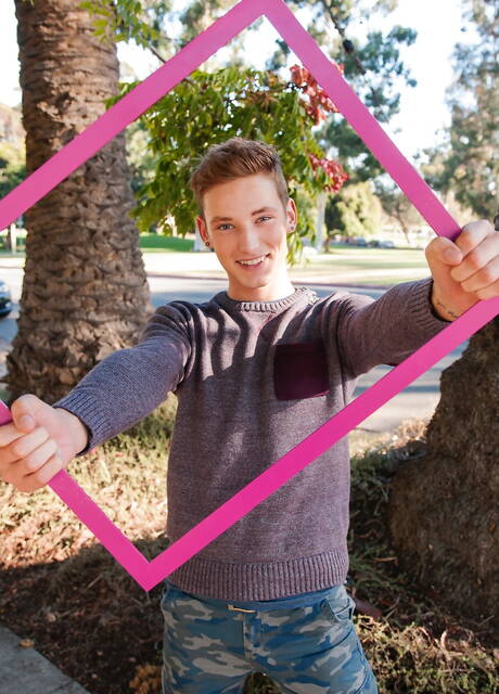 O jovem americano Casey Tanner posa nu e mostra uma bunda firme por fora